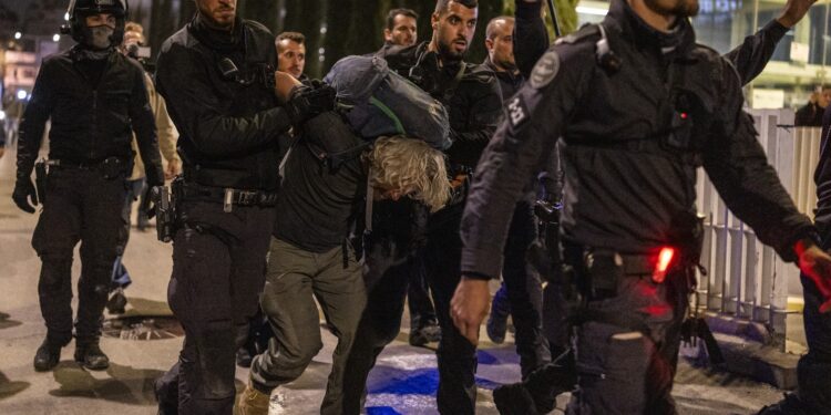 foto/video-protest-anti-razboi-la-tel-aviv,-dispersat-de-politie-netanyahu-este-cea-mai-mare-amenintare-–-hotnews.ro