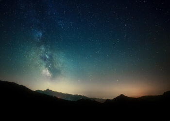 cercetatorii-trag-un-semnal-de-alarma:-proiectul-oglinzilor-in-spatiu-si-constelatia-de-sateliti-propusa-de-musk-pot-avea-consecinte-majore-–-hotnews.ro