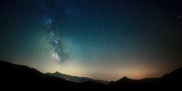 cercetatorii-trag-un-semnal-de-alarma:-proiectul-oglinzilor-in-spatiu-si-constelatia-de-sateliti-propusa-de-musk-pot-avea-consecinte-majore-–-hotnews.ro