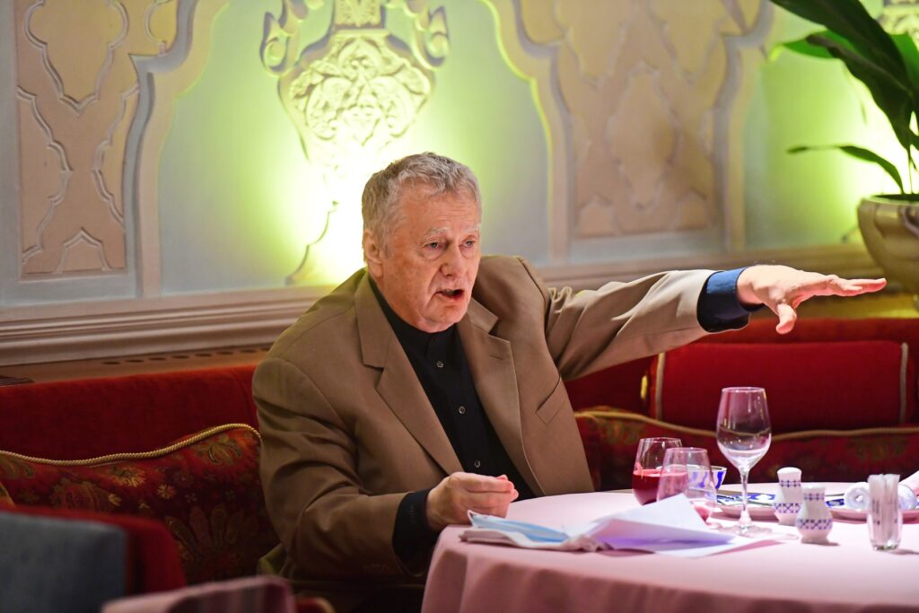 interviu-necrestin-intr-un-tabloid-pro-kremlin-invocat-de-o-clarvazatoare,-spiritul-lui-jirinovski-avertizeaza-despre-razboiul-nuclear-si-prabusirea-sua-–-hotnews.ro