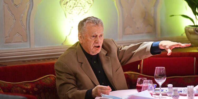 interviu-necrestin-intr-un-tabloid-pro-kremlin-invocat-de-o-clarvazatoare,-spiritul-lui-jirinovski-avertizeaza-despre-razboiul-nuclear-si-prabusirea-sua-–-hotnews.ro