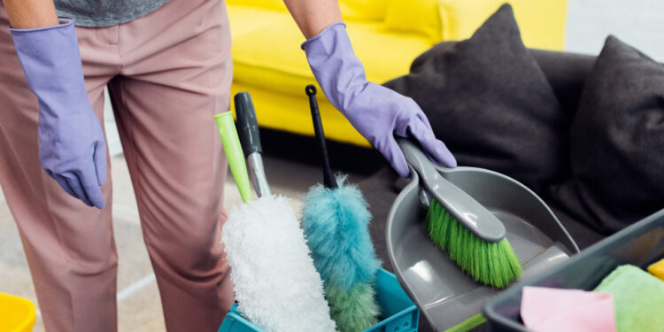 job-neobisnuit.-cu-cat-esti-platit-pentru-a-te-filma-in-timp-ce-faci-curatenie