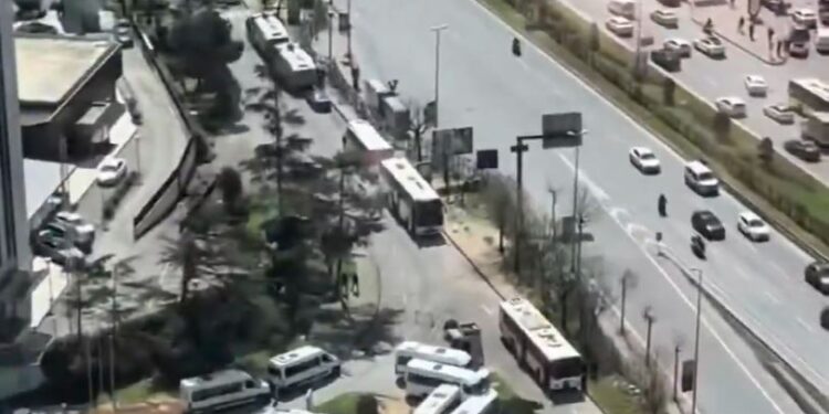 cel-putin-doi-atacatori-morti-dupa-un-schimb-de-focuri-cu-politia-in-fata-consulatului-israelului-din-istanbul-–-hotnews.ro