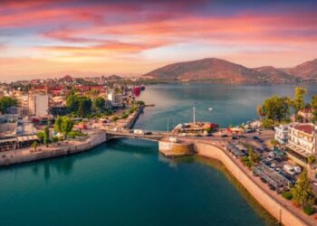 insula-din-grecia-care-surprinde-turistii-cu-plajele-sale-salbatice:-este-la-doar-o-ora-de-mers-cu-masina-de-atena