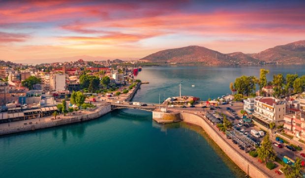 insula-din-grecia-care-surprinde-turistii-cu-plajele-sale-salbatice:-este-la-doar-o-ora-de-mers-cu-masina-de-atena