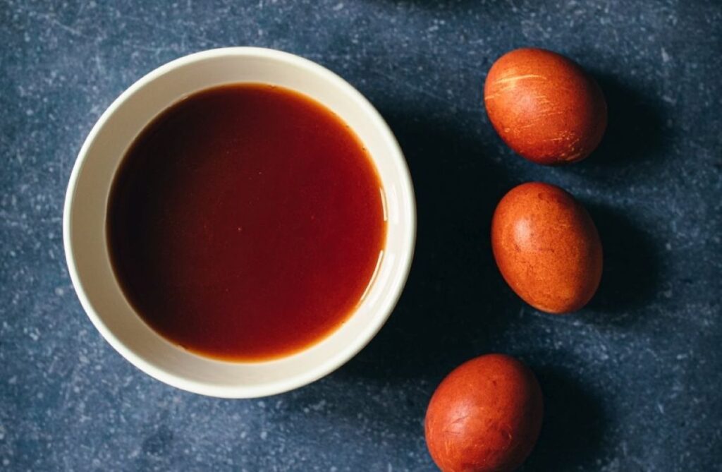 cum-poti-sa-vopsesti-ouale-de-paste-natural,-cu-coji-de-ceapa,-turmeric-sau-spanac-fii-indulgent-cu-imperfectiunile-aceasta-este-frumusetea-oualor-colorate-natural-–-hotnews.ro