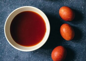 cum-poti-sa-vopsesti-ouale-de-paste-natural,-cu-coji-de-ceapa,-turmeric-sau-spanac-fii-indulgent-cu-imperfectiunile-aceasta-este-frumusetea-oualor-colorate-natural-–-hotnews.ro