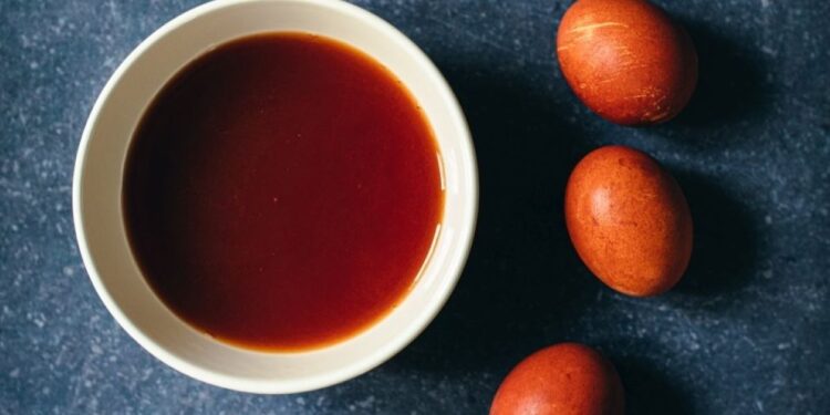 cum-poti-sa-vopsesti-ouale-de-paste-natural,-cu-coji-de-ceapa,-turmeric-sau-spanac-fii-indulgent-cu-imperfectiunile-aceasta-este-frumusetea-oualor-colorate-natural-–-hotnews.ro