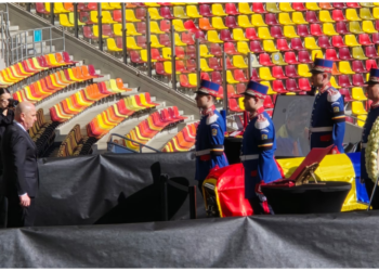 premierul-ilie-bolojan,-la-arena-nationala.-ii-aduce-un-ultim-omagiu-lui-mircea-lucescu-/-alti-politicieni-vin-la-catafalc