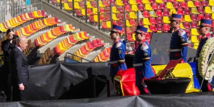 premierul-ilie-bolojan,-la-arena-nationala.-ii-aduce-un-ultim-omagiu-lui-mircea-lucescu-/-gest-emotionant-al-lui-gica-popescu