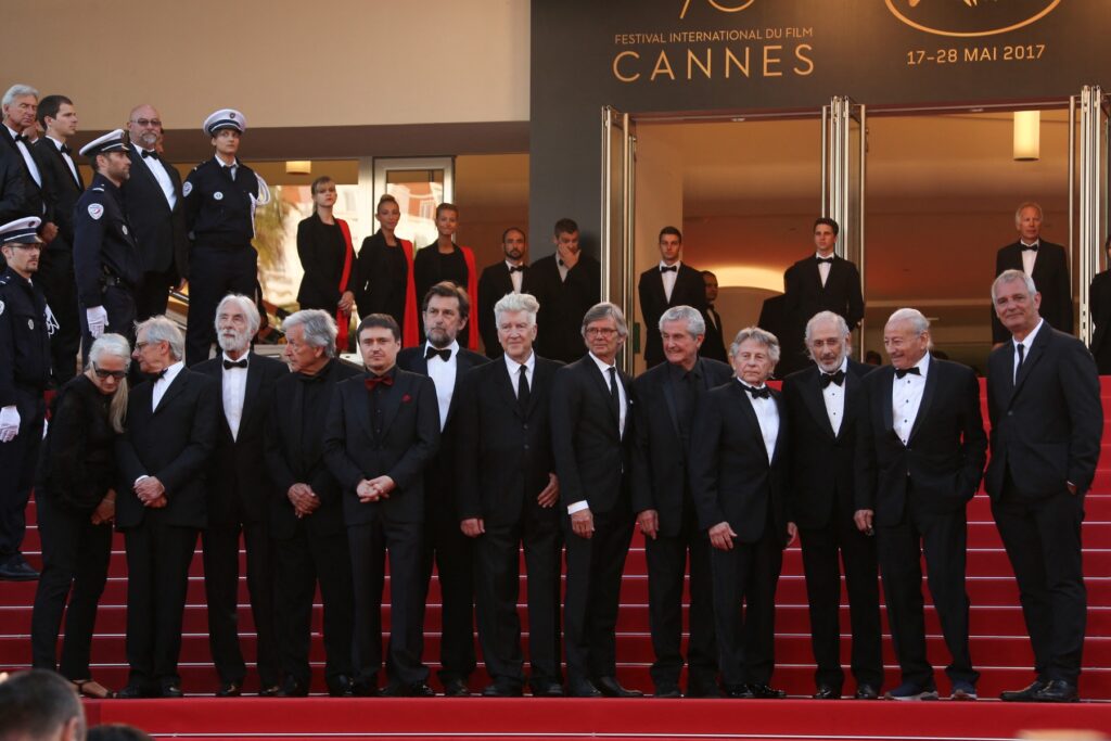 cristian-mungiu,-din-nou-in-cursa-pentru-marele-premiu-palme-d’or-filmul-fjord-cu-sebastian-stan-vorbeste-de-un-paradox-de-actualitate-–-hotnews.ro