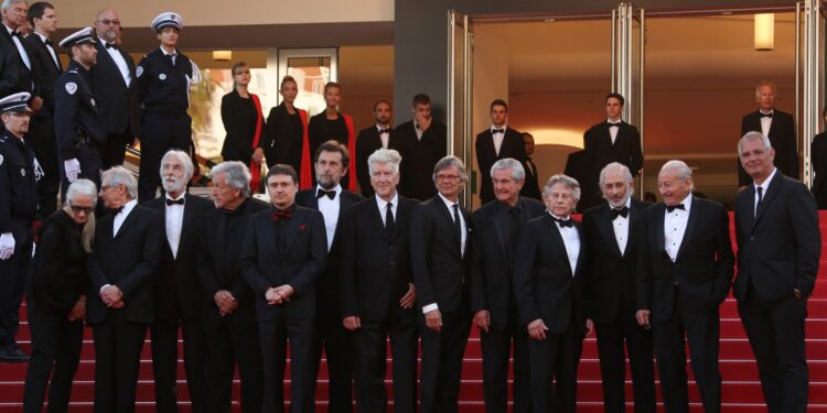 cristian-mungiu,-din-nou-in-cursa-pentru-marele-premiu-palme-d’or-filmul-fjord-cu-sebastian-stan-vorbeste-de-un-paradox-de-actualitate-–-hotnews.ro