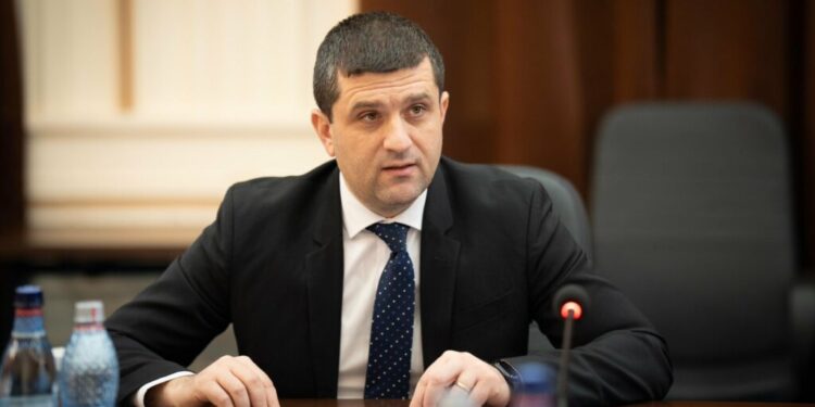 daca-stai-pe-margine,-pierzi-avertisment-pentru-tineri-si-lista-politicienilor-pe-care-radu-miruta-nu-i-ar-vota-niciodata-radu-miruta-avertisment-tineri-politica:-daca-stai-pe-margine,-pierzi