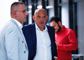 sub-privirile-lui-prunea,-un-antrenor-provenit-din-generatia-de-aur-a-scimbat-un-jucator-la-zece-minute-dupa-ce-l-a-introdus-pe-teren!