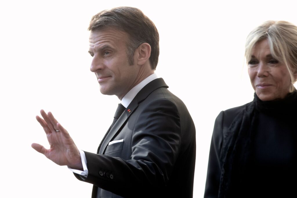 gestul-facut-de-emmanuel-macron-in-timpul-unei-plimbari-nocturne-prin-roma-–-hotnews.ro