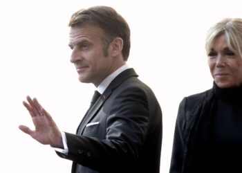 gestul-facut-de-emmanuel-macron-in-timpul-unei-plimbari-nocturne-prin-roma-–-hotnews.ro