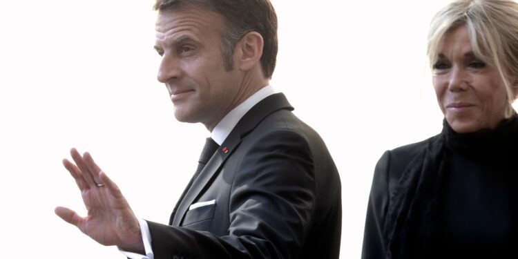 gestul-facut-de-emmanuel-macron-in-timpul-unei-plimbari-nocturne-prin-roma-–-hotnews.ro