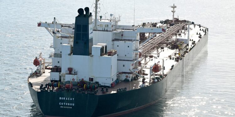 riscul-de-escaladare-militara-este-prea-mare-zona-prin-care-petrolierele-rusesti-circula-fara-teama-ca-vor-fi-sechestrate-–-hotnews.ro