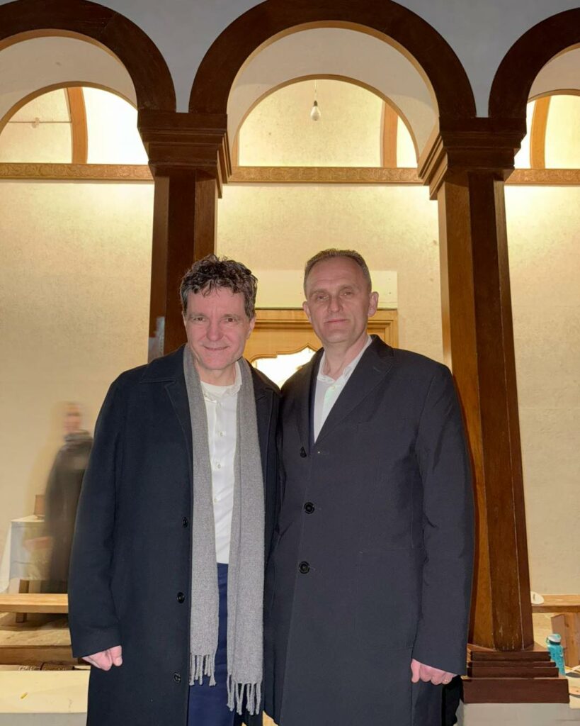 presedintele-nicusor-dan-a-mers,-fara-sa-anunte,-la-o-manastire.-dupa-slujba-s-a-fotografiat-cu-un-lider-psd