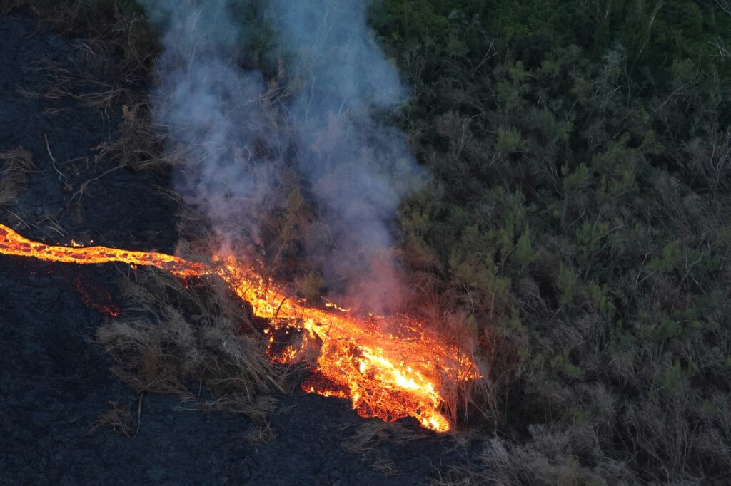 video-vulcanul-care-erupe-de-doua-luni,-aproape-fara-intrerupere-–-hotnews.ro
