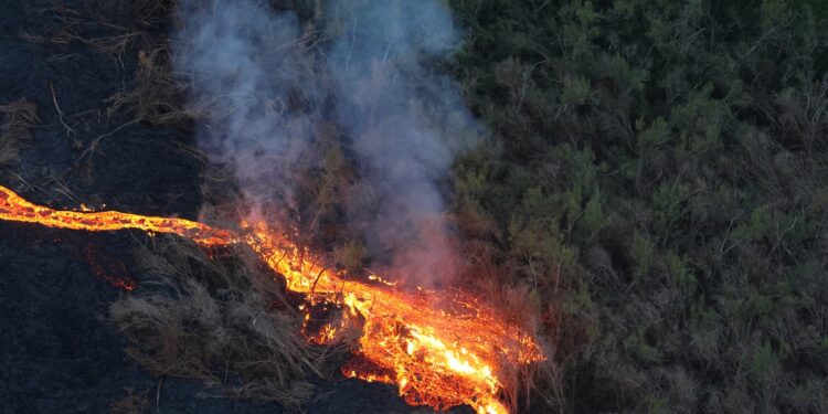 video-vulcanul-care-erupe-de-doua-luni,-aproape-fara-intrerupere-–-hotnews.ro