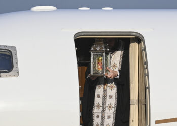 lumina-sfanta-de-la-ierusalim-a-ajuns-in-romania-cu-un-zbor-privat-/-schimbare-din-cauza-razboiului-din-orientul-mijlociu-–-hotnews.ro