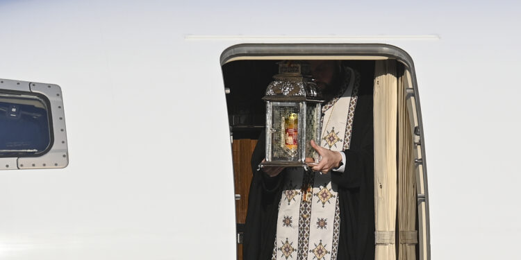 lumina-sfanta-de-la-ierusalim-a-ajuns-in-romania-cu-un-zbor-privat-/-schimbare-din-cauza-razboiului-din-orientul-mijlociu-–-hotnews.ro