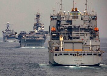 trump-spune-ca-sua-au-inceput-curatarea-stramtorii-ormuz,-pentru-a-le-face-o-favoare-celorlalte-tari-/-informatii-despre-nave-de-razboi-americane-care-au-traversat-stramtoarea-–-hotnews.ro