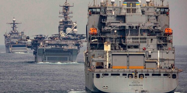 trump-spune-ca-sua-au-inceput-curatarea-stramtorii-ormuz,-pentru-a-le-face-o-favoare-celorlalte-tari-/-informatii-despre-nave-de-razboi-americane-care-au-traversat-stramtoarea-–-hotnews.ro