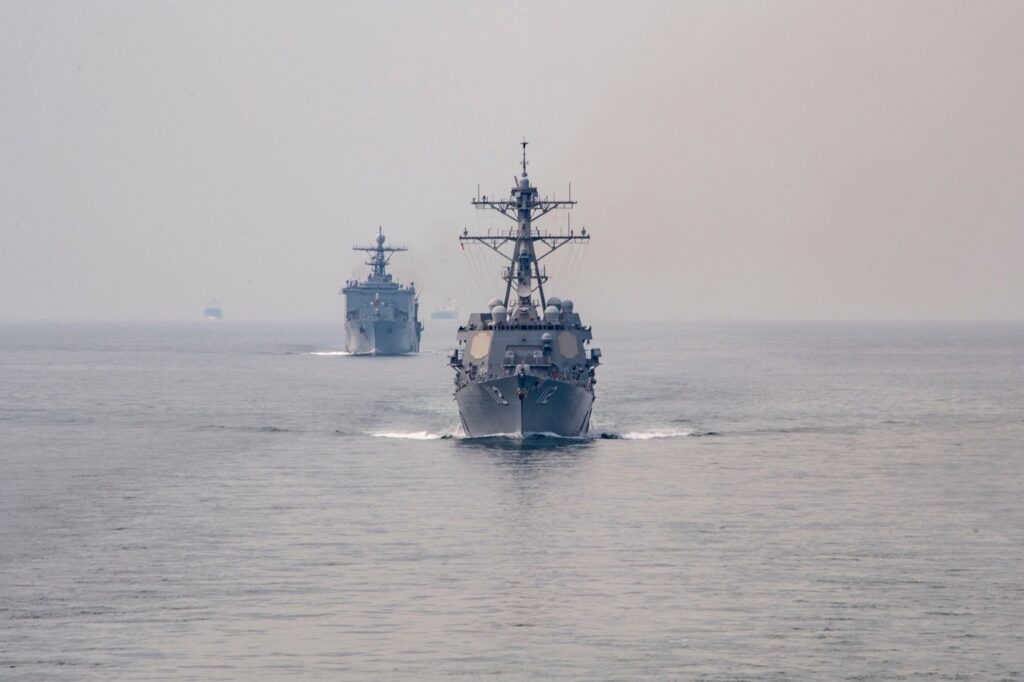 sua-anunta-lansarea-unei-operatiuni-de-deminare-a-stramtorii-ormuz-doua-distrugatoare-americane-au-intrat-in-golf-–-hotnews.ro