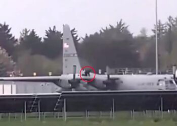 video-un-barbat-a-intrat-in-zona-interzisa-a-unui-aeroport-si-a-inceput-sa-loveasca-avionul-c-130-hercules-al-sua-–-hotnews.ro