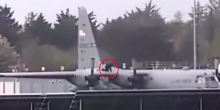 video-un-barbat-a-intrat-in-zona-interzisa-a-unui-aeroport-si-a-inceput-sa-loveasca-avionul-c-130-hercules-al-sua-–-hotnews.ro