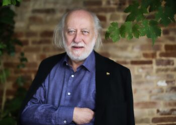 video-un-laureat-al-premiului-nobel-a-stat-doua-ore-la-coada-sa-voteze-pentru-parlamentarele-din-ungaria-e-un-critic-fervent-al-lui-orban-–-hotnews.ro