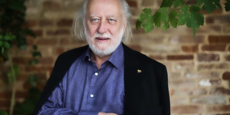 video-un-laureat-al-premiului-nobel-a-stat-doua-ore-la-coada-sa-voteze-pentru-parlamentarele-din-ungaria-e-un-critic-fervent-al-lui-orban-–-hotnews.ro