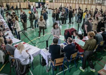 alerte-cu-bomba-la-doua-sectii-din-ungaria.-tensiune-la-vot,-pe-masura-participarii-istorice