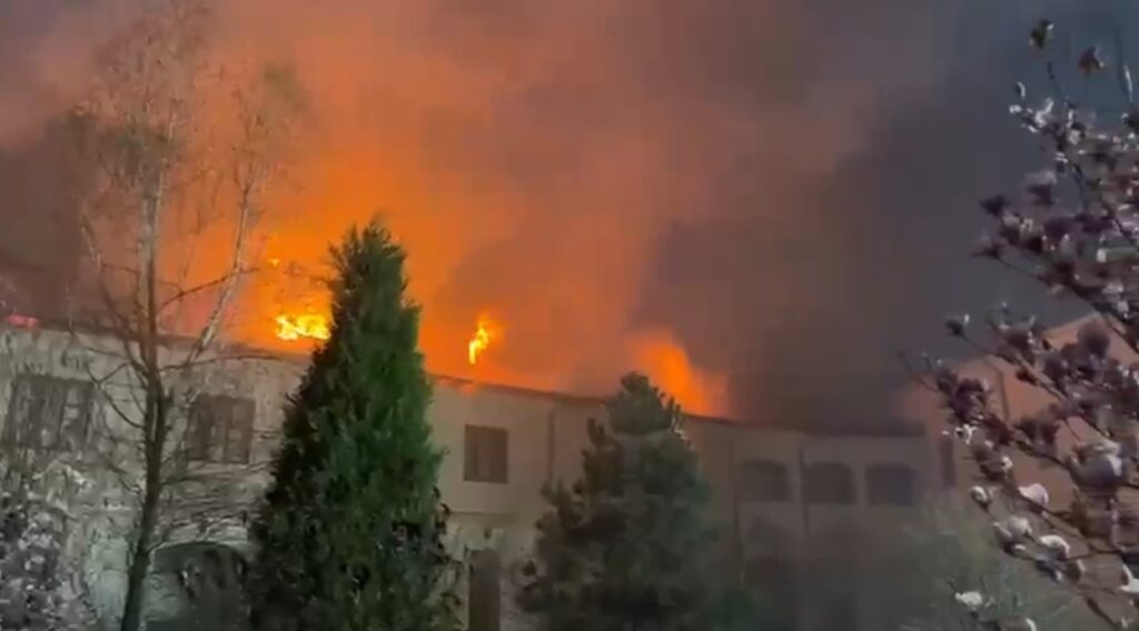 o-maicuta-a-murit-in-incendiul-violent-de-la-manastirea-bistrita-au-ars-acoperisul-si-mansarda-chiliilor.-19-masini-de-pompieri-au-intervenit