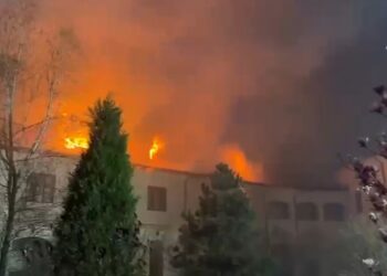 o-maicuta-a-murit-in-incendiul-violent-de-la-manastirea-bistrita-au-ars-acoperisul-si-mansarda-chiliilor.-19-masini-de-pompieri-au-intervenit