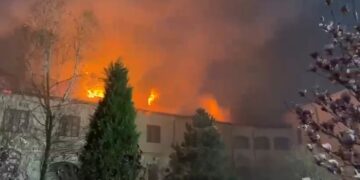 o-maicuta-a-murit-in-incendiul-violent-de-la-manastirea-bistrita-au-ars-acoperisul-si-mansarda-chiliilor.-19-masini-de-pompieri-au-intervenit