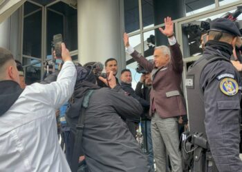 calin-georgescu,-critic-la-iesirea-de-la-iccj:-un-guvern-de-gaini-speriate,-care-scarma-in-tarana,-incercand-sa-arate-ca-pot-zbura