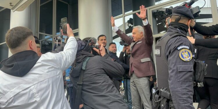 calin-georgescu,-critic-la-iesirea-de-la-iccj:-un-guvern-de-gaini-speriate,-care-scarma-in-tarana,-incercand-sa-arate-ca-pot-zbura