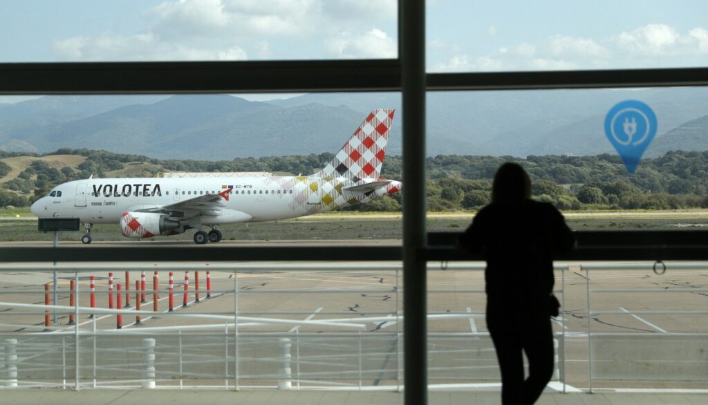 compania-aeriana-low-cost-care-introduce-un-cost-suplimentar-dupa-scumpirea-kerosenului-il-vor-plati-si-cei-care-si-au-cumparat-deja-bilet-–-hotnews.ro