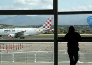 compania-aeriana-low-cost-care-introduce-un-cost-suplimentar-dupa-scumpirea-kerosenului-il-vor-plati-si-cei-care-si-au-cumparat-deja-bilet-–-hotnews.ro