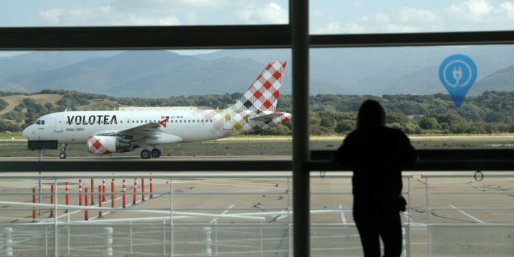 compania-aeriana-low-cost-care-introduce-un-cost-suplimentar-dupa-scumpirea-kerosenului-il-vor-plati-si-cei-care-si-au-cumparat-deja-bilet-–-hotnews.ro