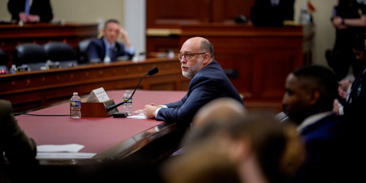 luat-la-intrebari-in-congres,-seful-bugetului-casei-albe-a-spus-ca-nu-poate-estima-un-detaliu-financiar-major-al-razboiului-cu-iranul-–-hotnews.ro