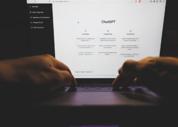 tot-ce-spui-poate-fi-folosit-impotriva-ta-marile-case-de-avocatura-din-sua-isi-avertizeaza-clientii-privind-folosirea-chatgpt-–-hotnews.ro