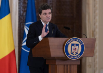 cat-de-des-se-uita-copiii-presedintelui-la-televizor?-nicusor-dan:-au-voie,-cand-si-cand,-la-niste-filme-pe-calculator