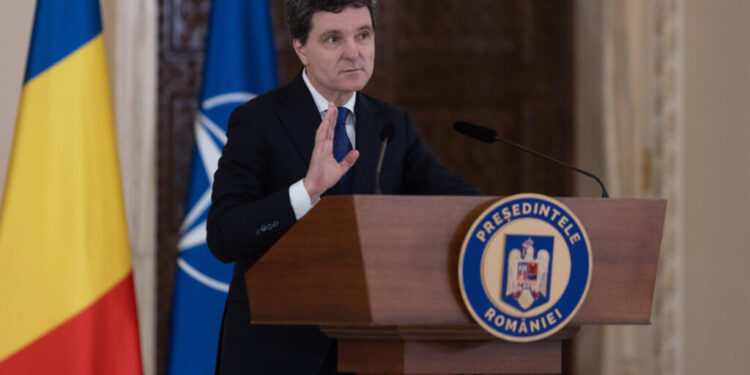 cat-de-des-se-uita-copiii-presedintelui-la-televizor?-nicusor-dan:-au-voie,-cand-si-cand,-la-niste-filme-pe-calculator