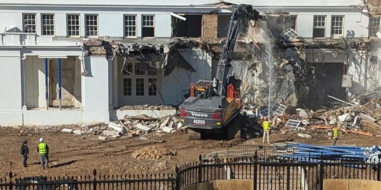 lucrarea-de-la-sala-de-bal-a-lui-trump,-blocata-de-un-judecator.-ce-se-va-intampla-in-aripa-demolata-a-casei-albe