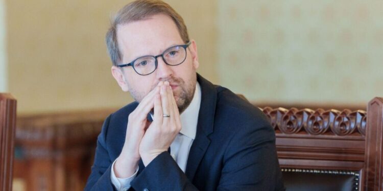 dominic-fritz,-interventie-dupa-un-incident-periculos:-de-pe-fatada-unui-bloc-vechi-s-au-desprins-placi-de-beton-si-au-cazut-pe-trotuar.-vor-urma-noi-amenzi”