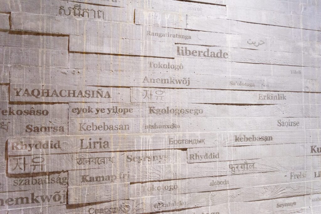 premiera-in-franta-gestul-facut-de-descendentul-unei-familii-cu-rol-major-in-comertul-cu-sclavi,-la-farul-umanitatii-–-hotnews.ro